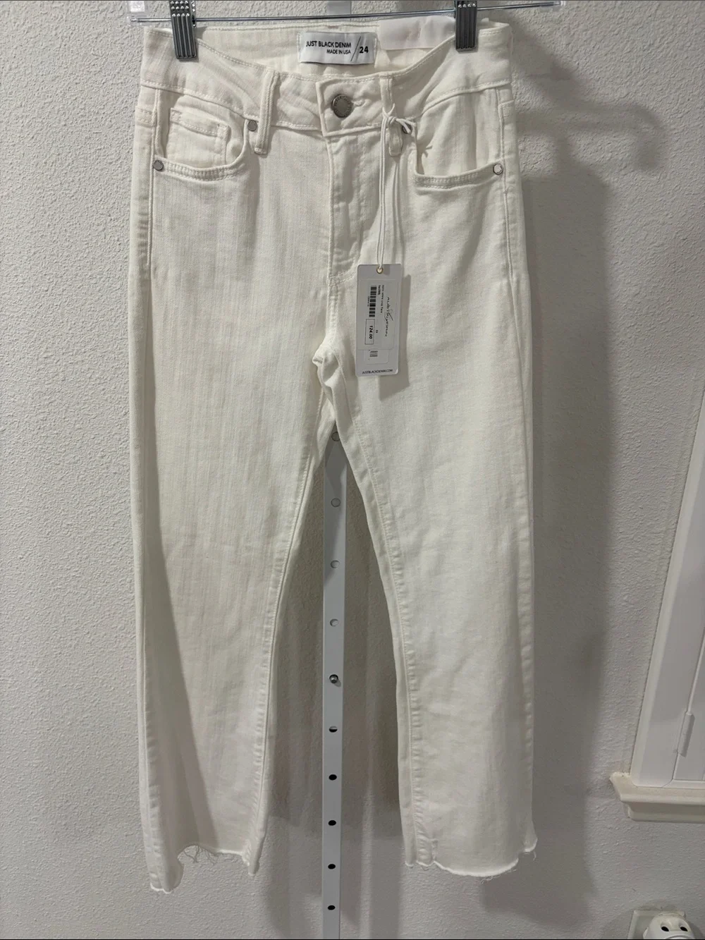 Just Black Off-White Cropped Straight-Leg Jeans